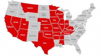 Mapa político de Estados Unidos con 50 estados; dieciocho estados en rojo con sus nombres y los demás en gris claro con sus nombres, sobre fondo blanco.