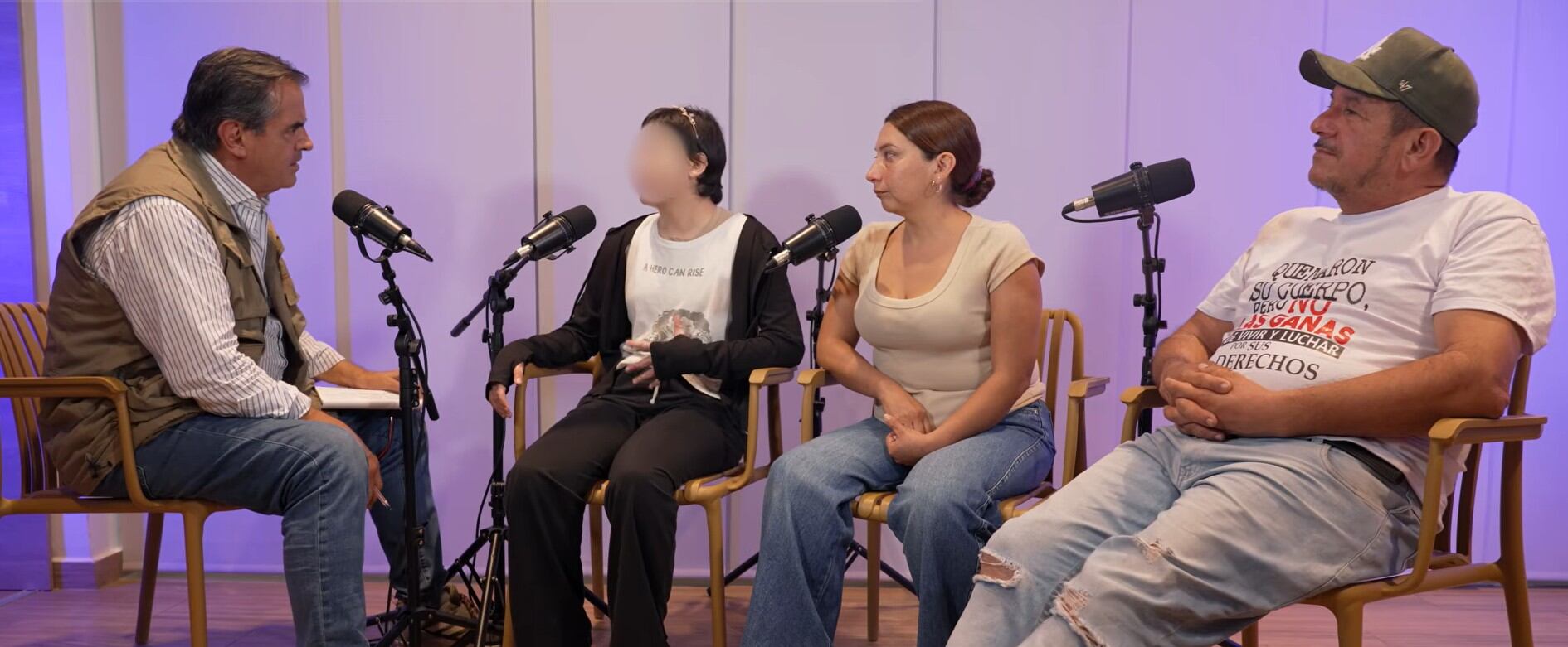 Sara relató su versión en el podcast Más allá del silencio, donde describió que fue convocada para un trabajo informal de etiquetado de productos - crédito Más allá del silencio/YouTube
