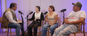 Sara relató su versión en el podcast Más allá del silencio, donde describió que fue convocada para un trabajo informal de etiquetado de productos - crédito Más allá del silencio/YouTube