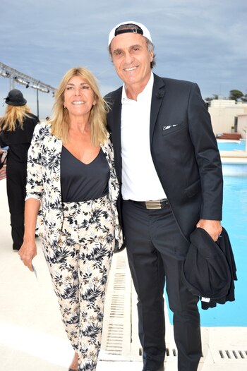 Oscar Ruggeri y Nancy Otero estuvieron aplaudiendo a su hija, Candela, que participó del desfile (Eduardo Aguada/ Teleshow)