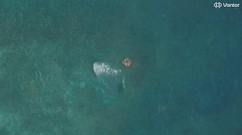 Una imagen de satélite muestra una posible balsa en la apertura de Scarborough Shoal, en el Mar de China Meridional, el 30 de mayo de 2026. Vantor/Handout vía REUTERS