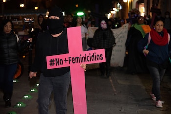 Mujeres disfrazadas de catrinas se