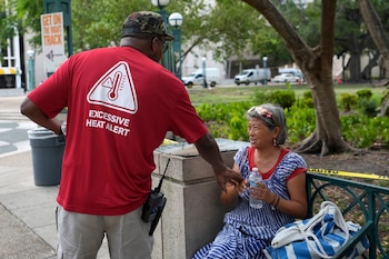 El sur de Florida permanece bajo alerta por calor, con condiciones extremas que afectan la vida cotidiana y obligan a extremar precauciones (AP Foto/Lynne Sladky, archivo)