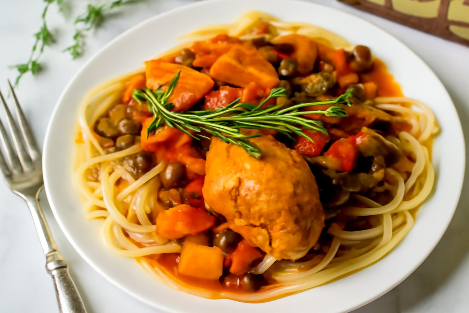 Originario de las regiones rurales de Italia, el nombre de este plato se traduce como “pollo de la cazadora”, lo que hace referencia a las mujeres que cazaban y preparaban guisos con lo que tenían a la mano - crédito Visuales IA