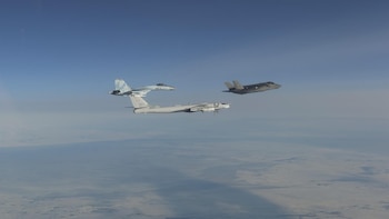 Aviones de EEUU escoltan a