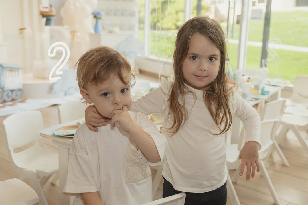 La ambientación del cumpleaños de Beltrán incluyó globos celestes y blancos, aviones, nubes y carteles personalizados con su nombre