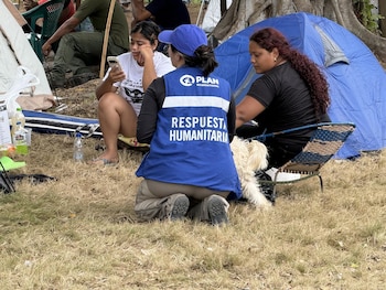 Miles de personas que perdieron sus viviendas por los terremotos se mantienen en refugios.