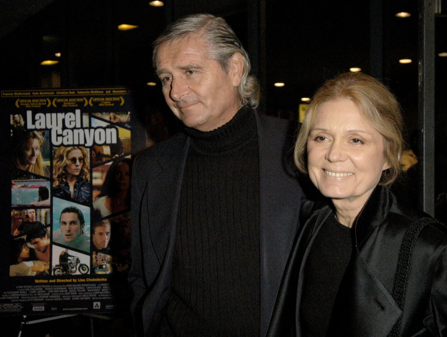 La Sra. Steinem y su esposo, David Bale, en Los Ángeles en 2003 (DAN STEINBERG/AP)