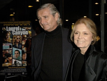 La Sra. Steinem y su esposo, David Bale, en Los Ángeles en 2003 (DAN STEINBERG/AP)