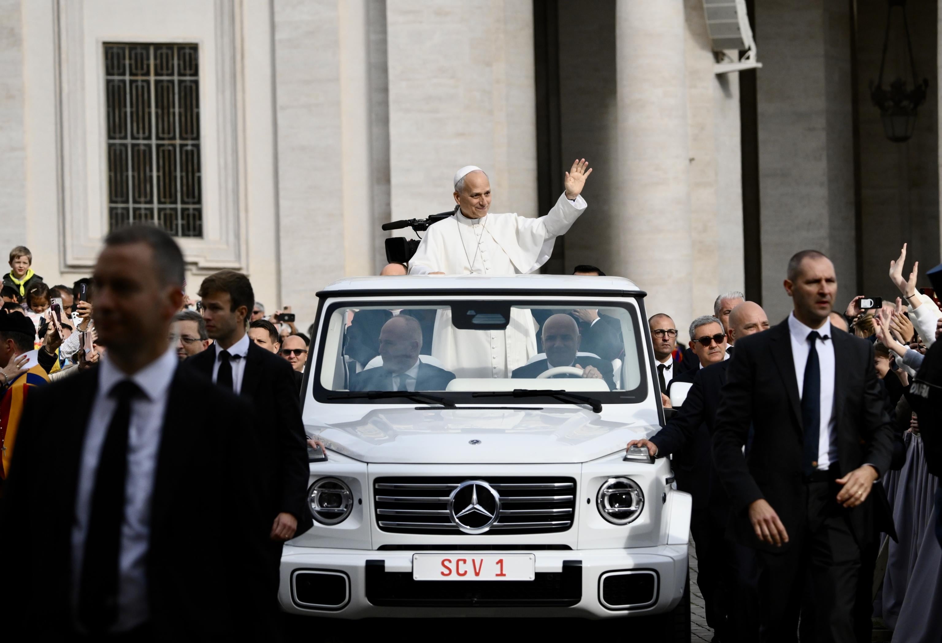 El papa León XIV llega para dirigir su audiencia general semanal en la Ciudad del Vaticano, 28 de octubre de 2026. (Papa) EFE/EPA/ALESSANDRO DI MEO