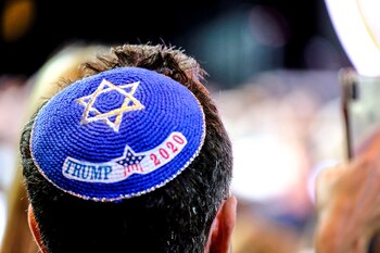 Un hombre lleva un yarmulke