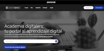 Página principal de Academia digitalers, mostrando el título del portal, una mano escribiendo en un teclado de portátil y una barra de búsqueda
