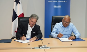 El ministro de Ambiente, Juan Carlos Navarro (izq), y José Campo, representante legal de la Apradap, firmaron el acuerdo. (MiAmbiente)