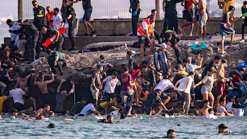 Migrantes llegaron a Ceuta desde Marruecos - Portada