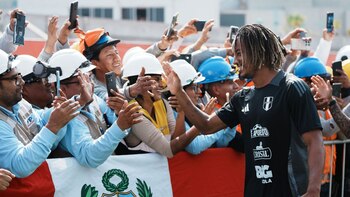 André Carrillo saludando a la