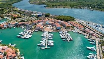 La naviera sumará salidas semanales por el Caribe Sur e incluirá en cada ruta una escala en la playa renombrada de Isla Catalina, con opción de extender la travesía hasta 14 noches (Foto cortesía Agencia de Promoción Turística de Centroamérica)