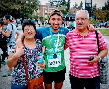 Gastón junto a sus padres