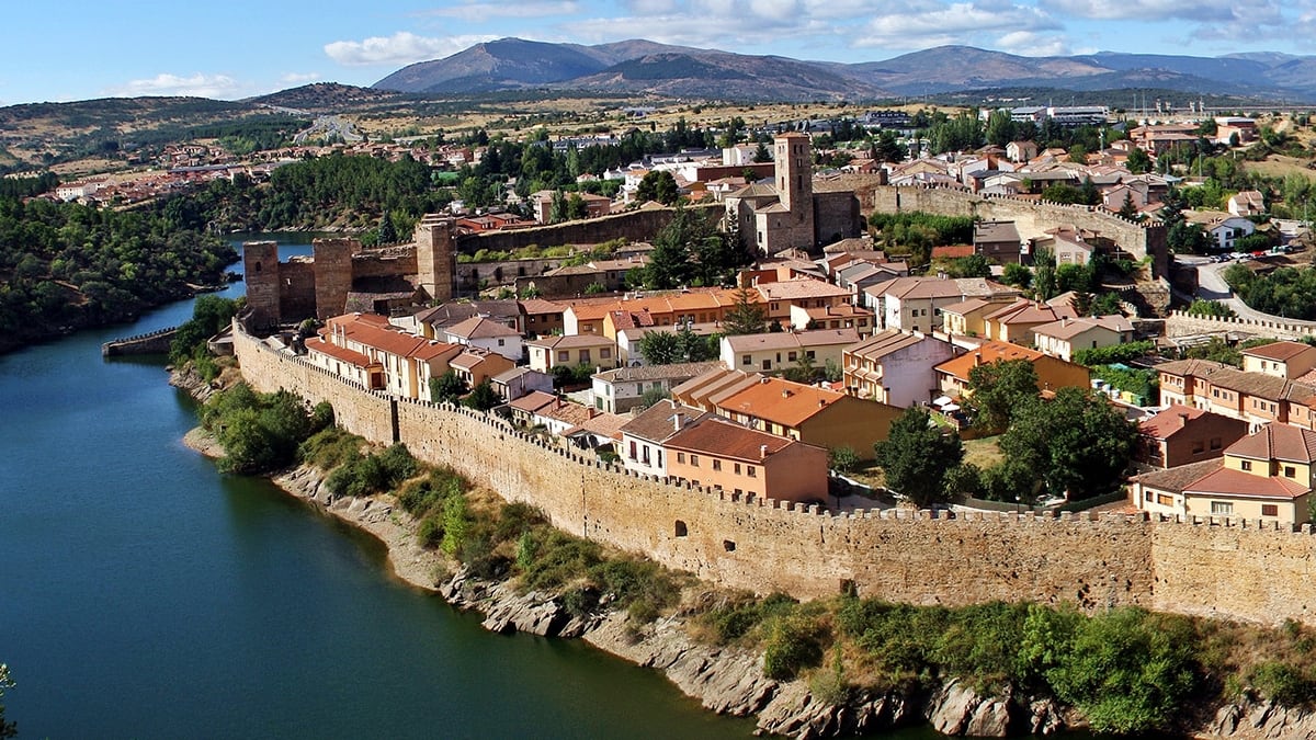 Río de Lozoya a su paso por Buitrago del Lozoya. En la imagen se aprecia la muralla que se construyó hace siglos. (ShutterStock)