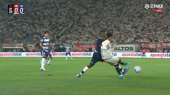 Luis Advíncula fue expulsado en Universitario vs Alianza Lima, pero el árbitro se retractó con ayuda del VAR en clásico por Liga 1 2026