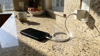 Qué se conecta primero, el celular o el cargador: el secreto que protege tu batería