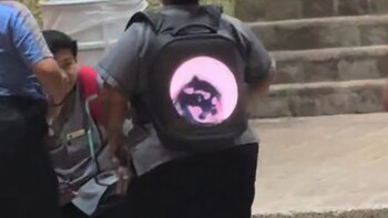 Mujer captada con mochila que