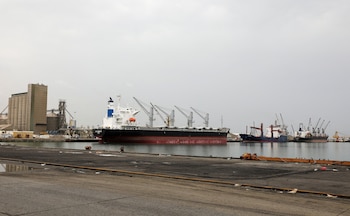 Medios de comunicación en Yemen reportaron este lunes ataques aéreos en la ciudad portuaria de Hodeidah (REUTERS/Khaled Abdullah/File Photo)