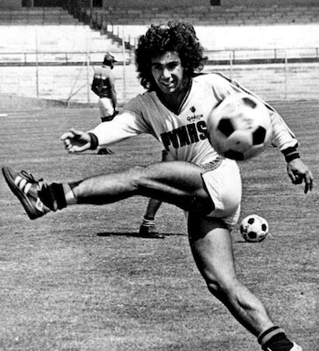 Hugo Sánchez en Pumas (Foto:
@Fut_Vintage)