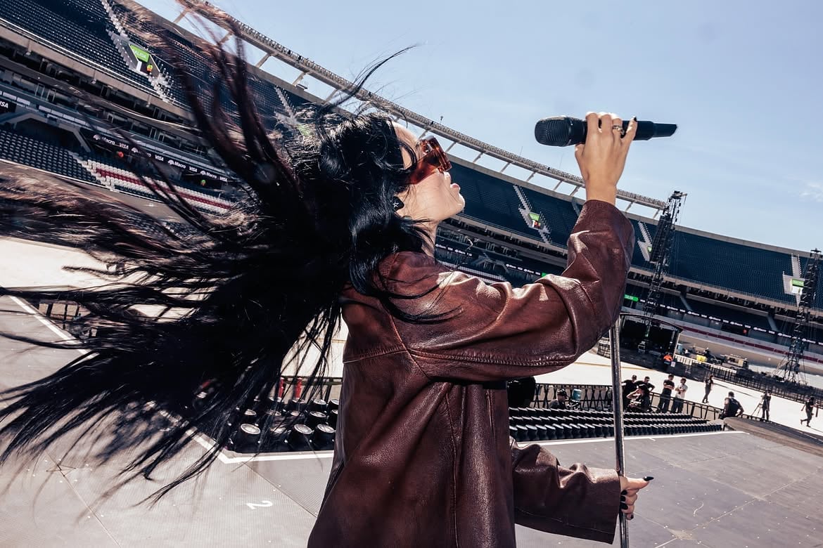 Con el pelo volando y el micrófono en alto, Lali Espósito en uno de los momentos más intensos del ensayo en el estadio de Núñez