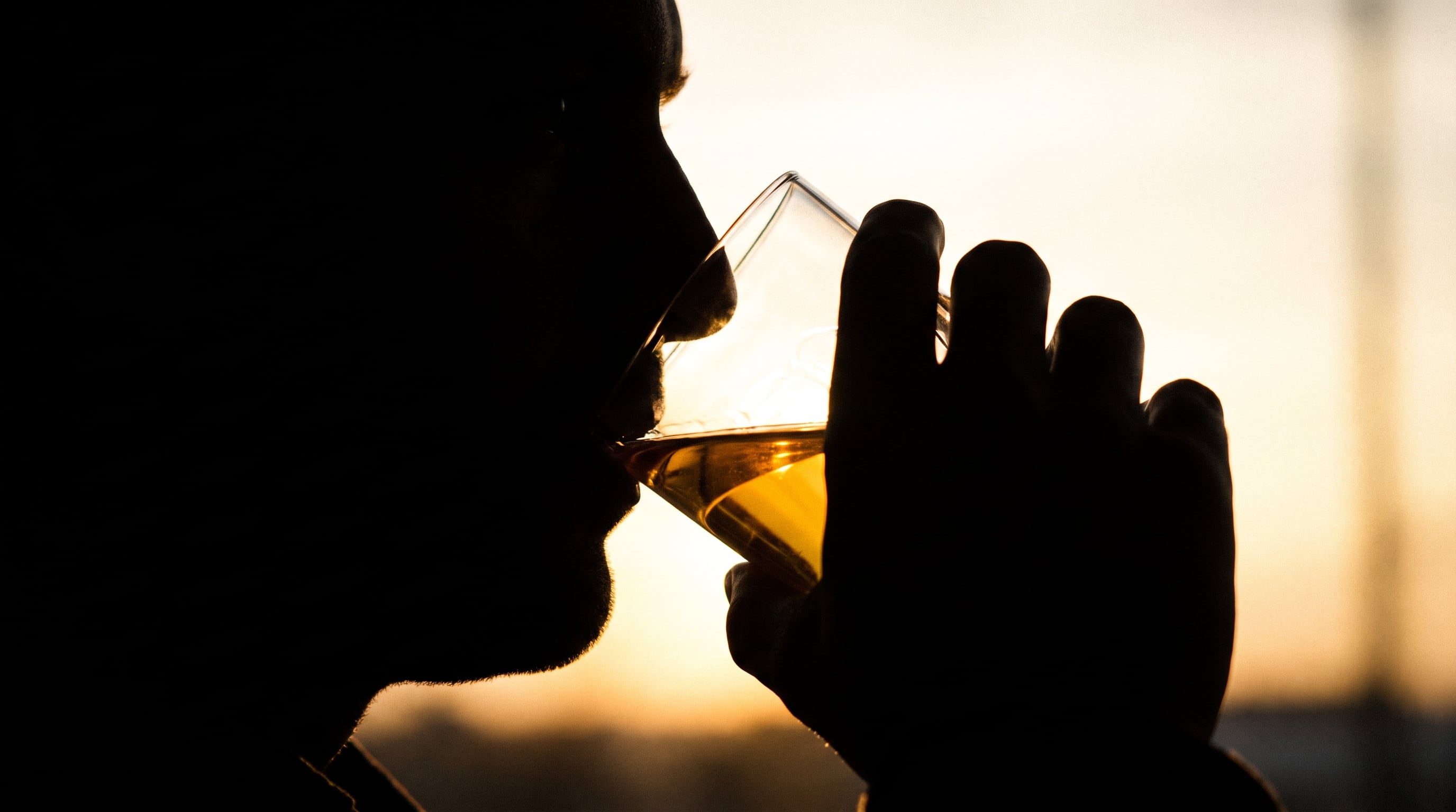 El consumo prolongado de alcohol puede agravar la ansiedad y la depresión, afectar la memoria y el sueño, y elevar el riesgo de recaídas y suicidio (Imagen Ilustrativa Infobae)