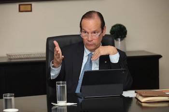 El canciller, Javier Martínez-Acha Vásquez, suscribió el Marco de Asociación País (CPF) con la Alianza Solar Internacional durante una visita a India. (Cancillería)
