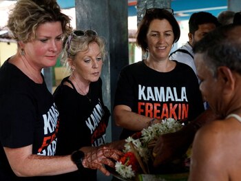 Simpatizantes de la candidata presidencial demócrata y vicepresidenta de EEUU Kamala Harris participan en rituales por su éxito en Thulasendrapuram (REUTERS/Francis Mascarenhas)