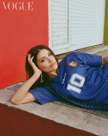 Eva De Dominici opta por la camiseta azul alternativa y posa en escenas urbanas de Buenos Aires