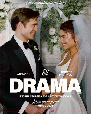 Zendaya y Robert Pattinson sonríen mirándose el uno al otro en una escena de boda. Ella lleva un vestido blanco y velo, él un esmoquin