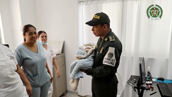 Policía rescató con vida a una bebé recién nacida que fue abandonada en una bolsa plástica en Antioquia