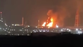 Así se ve el incendio de la refinería Salina Cruz. (X/@XoxocotlanGente)