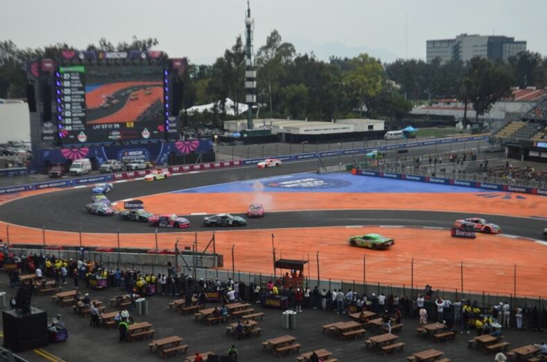 A pesar del espectáculo en pista, las gradas del Autódromo Hermanos Rodríguez lucieron desangeladas en la Ricardo Rodríguez 120. (Foto: Jesús Flores Beltrán)