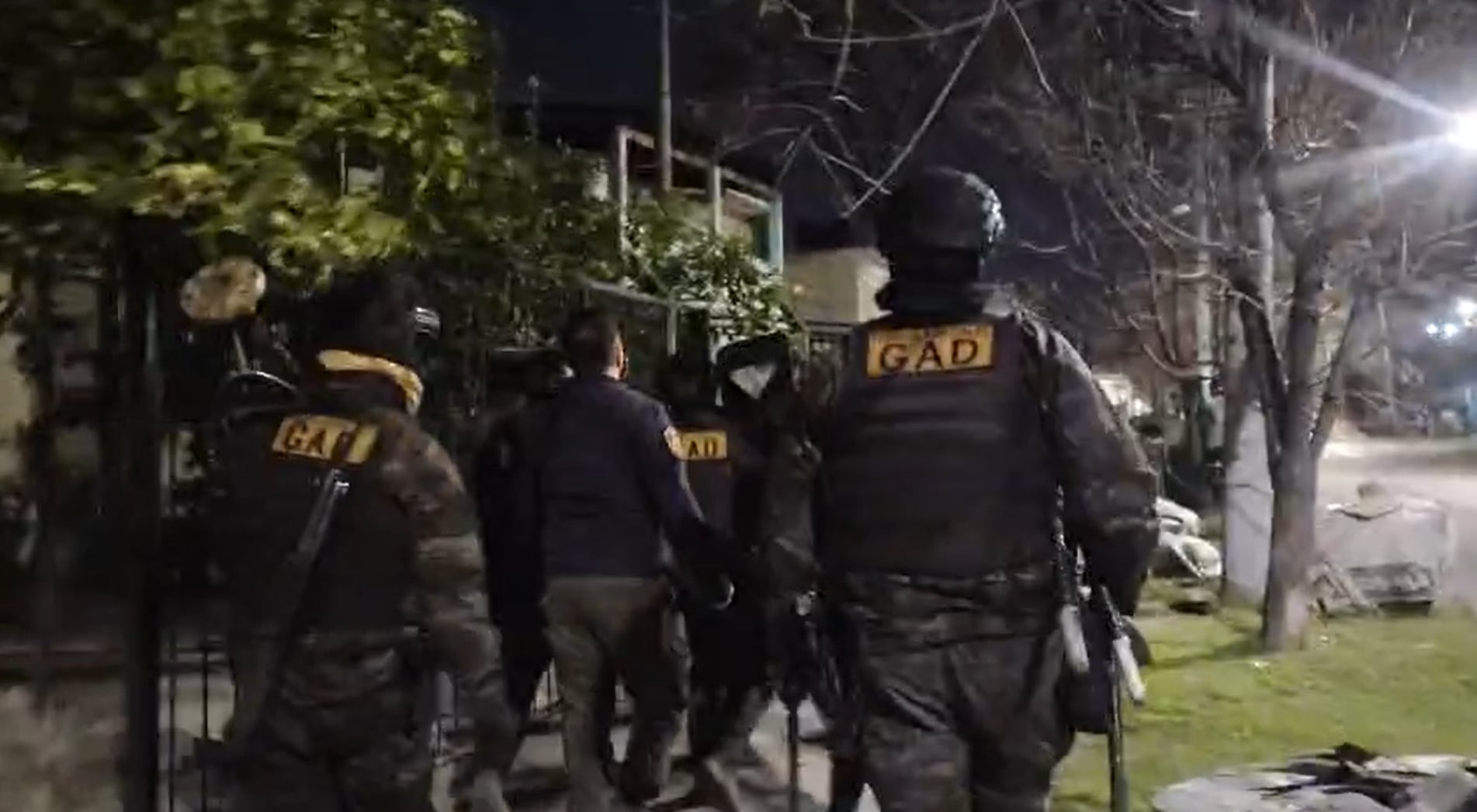En los allanamientos participaron efectivos de distintas dependencias policiales de Avellaneda, Lanús y Berazategui, con apoyo de fuerzas especiales