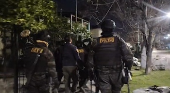 En los allanamientos participaron efectivos de distintas dependencias policiales de Avellaneda, Lanús y Berazategui, con apoyo de fuerzas especiales