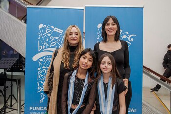 Laura Cerati junto a la