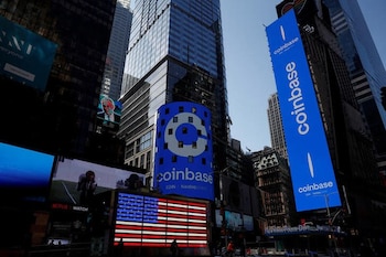 Logo de Coinbase Global Inc en una pantalla gigante de Nasdaq MarketSite en Times Square (Reuters)