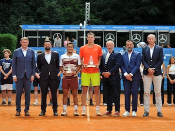 Gonzalo Bueno y Jam Kumstat en la premiación del Challenger 75 de Liberec.