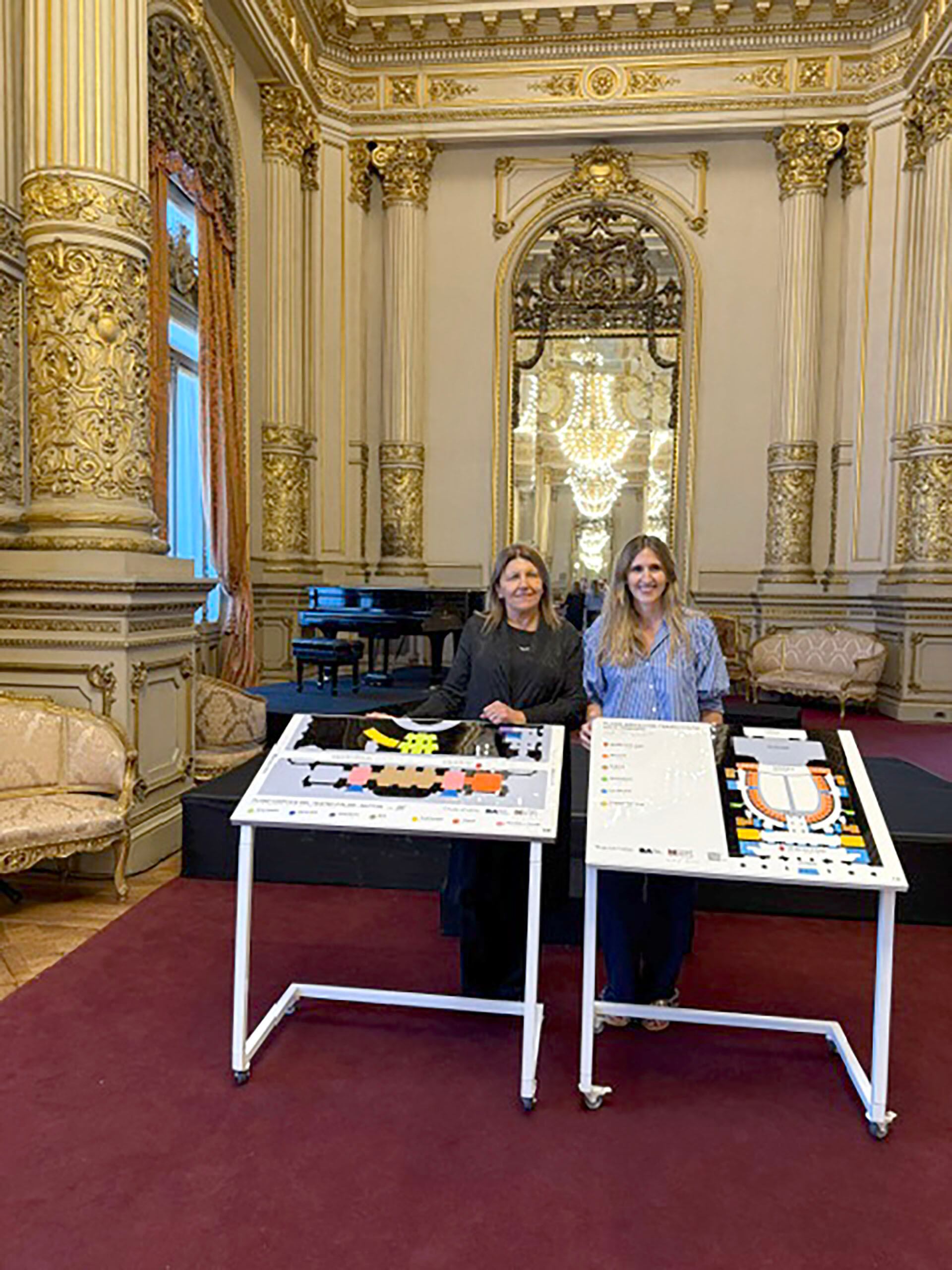 Alicia Daher, presidente de la Fundación Ninawa Daher, junto a Sofía Torroba, subsecretaría de Buenos Aires Discapacidad, presentando los planos hápticos del Teatro Colón
