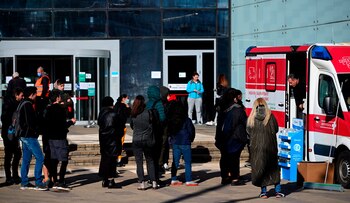 Varias personas esperaban su turno