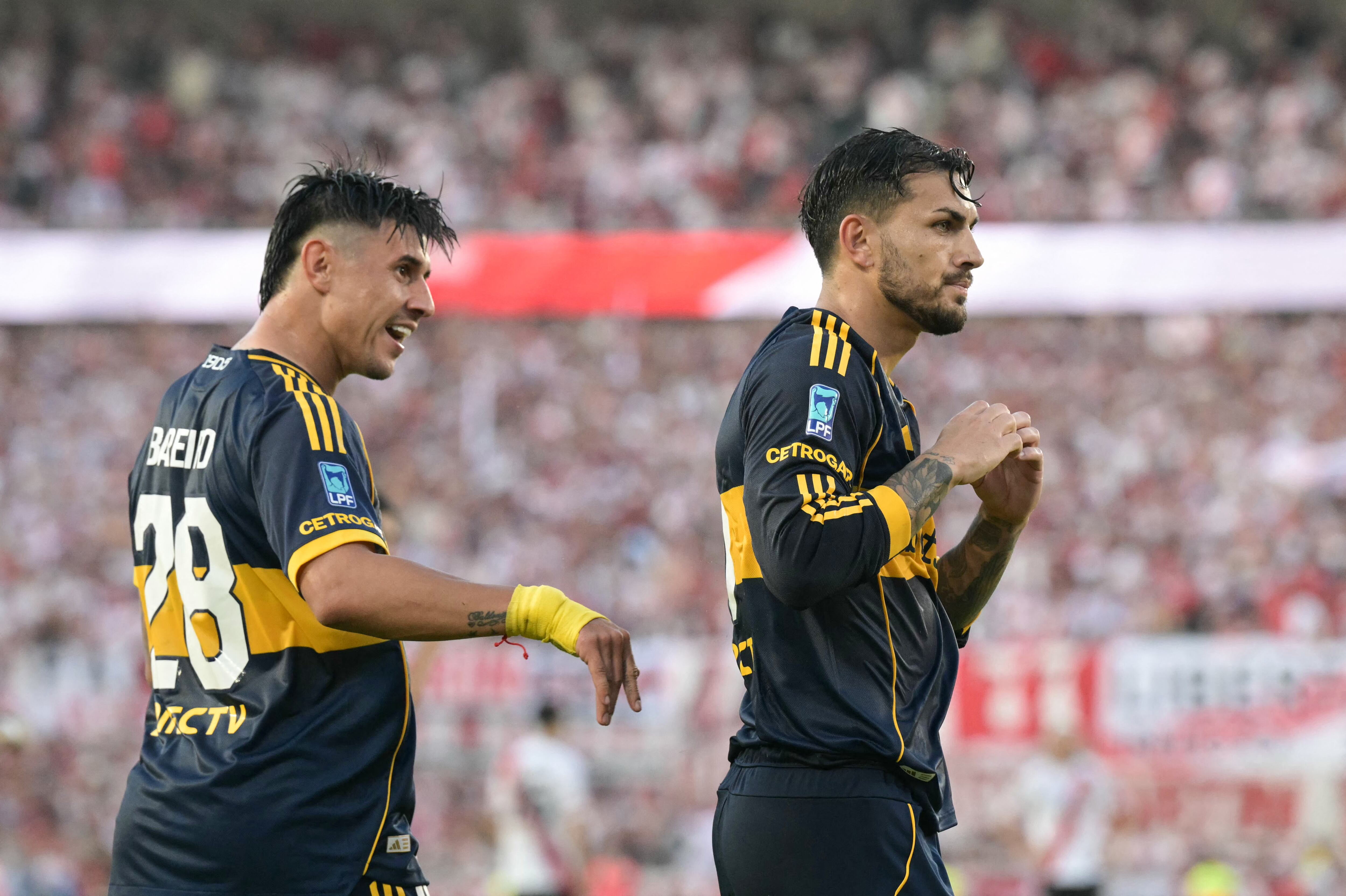 Adam Bareiro fue titular en su primer Superclásico con la camiseta de Boca (Photo by JUAN MABROMATA / AFP)