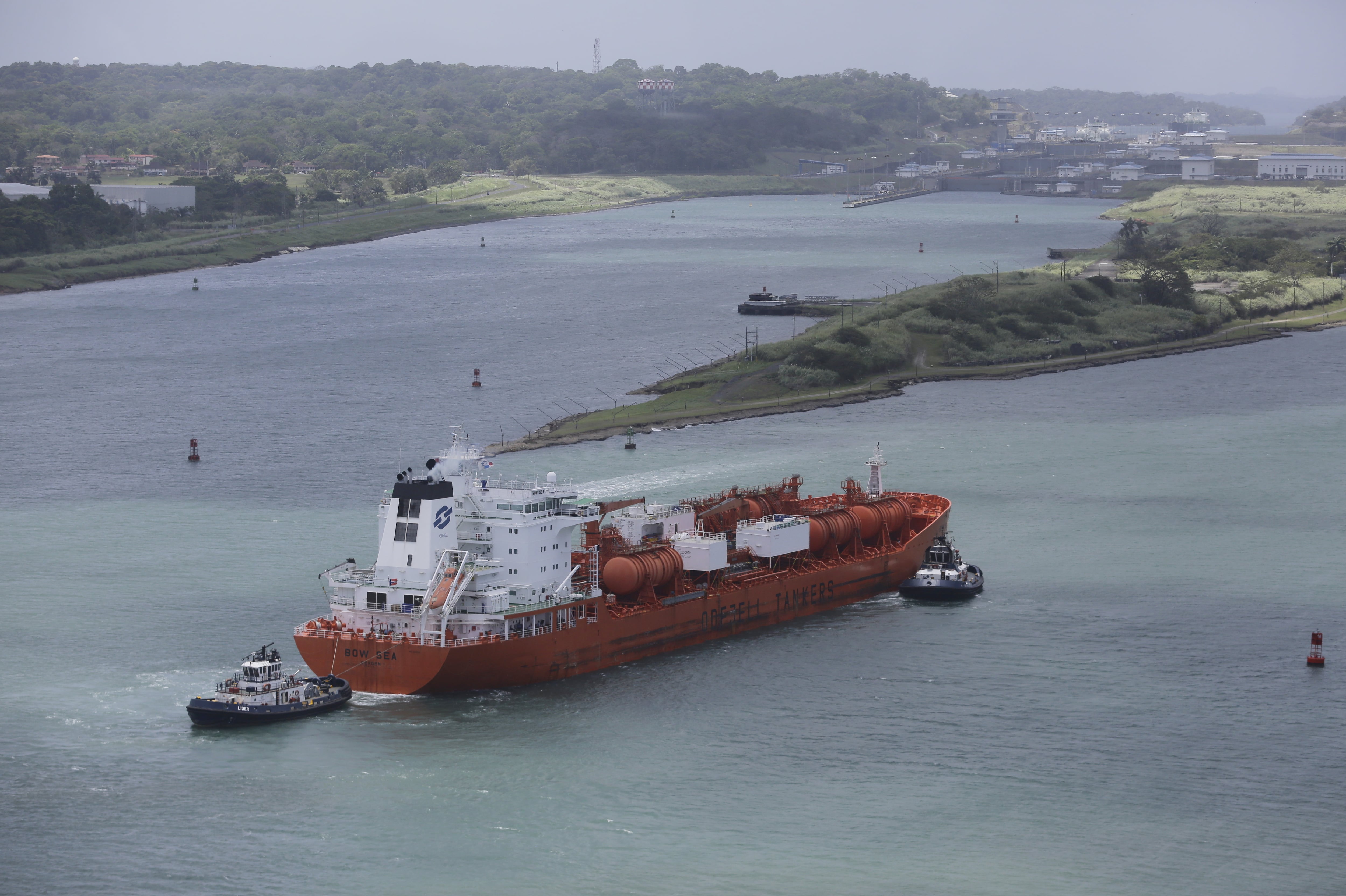 Imagen de archivo donde se ve un buque transitando por el lago Gatún durante el cruce del Canal de Panamá. EFE/ Carlos Lemos