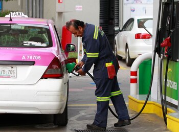Fotografía de archivo en la que un hombre despacha gasolina en Ciudad de México (México). EFE/Mario Guzmán