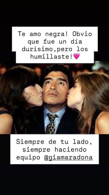 Fotografía de Diego Maradona en el centro, siendo besado en ambas mejillas por dos mujeres. Encima y debajo hay textos enmarcados en blanco