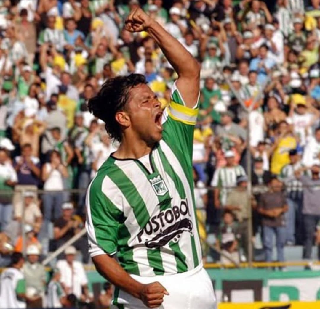 Con los colores de Atlético Nacional de Colombia