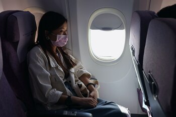 Pasajera con mascarilla a bordo