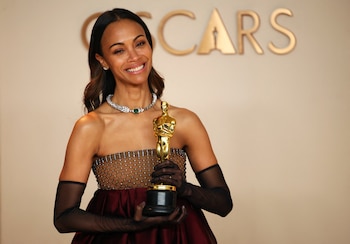 Zoe Saldaña cambió su rutina de pilates y ejercicio cardiovascular para incorporar entrenamiento de fuerza con pesas (REUTERS)